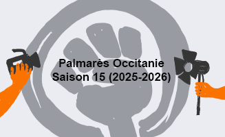 En arrière plan un dessin d'un poing levé, et en premier plan à gauche un projecteur  à droite une perche avec un micro 