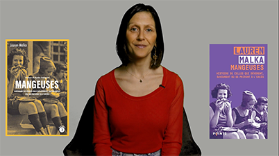 Lauren Malka au centre (pull rouge) entourée de part et d'autre des couvertures de son livre "Mangeuses"