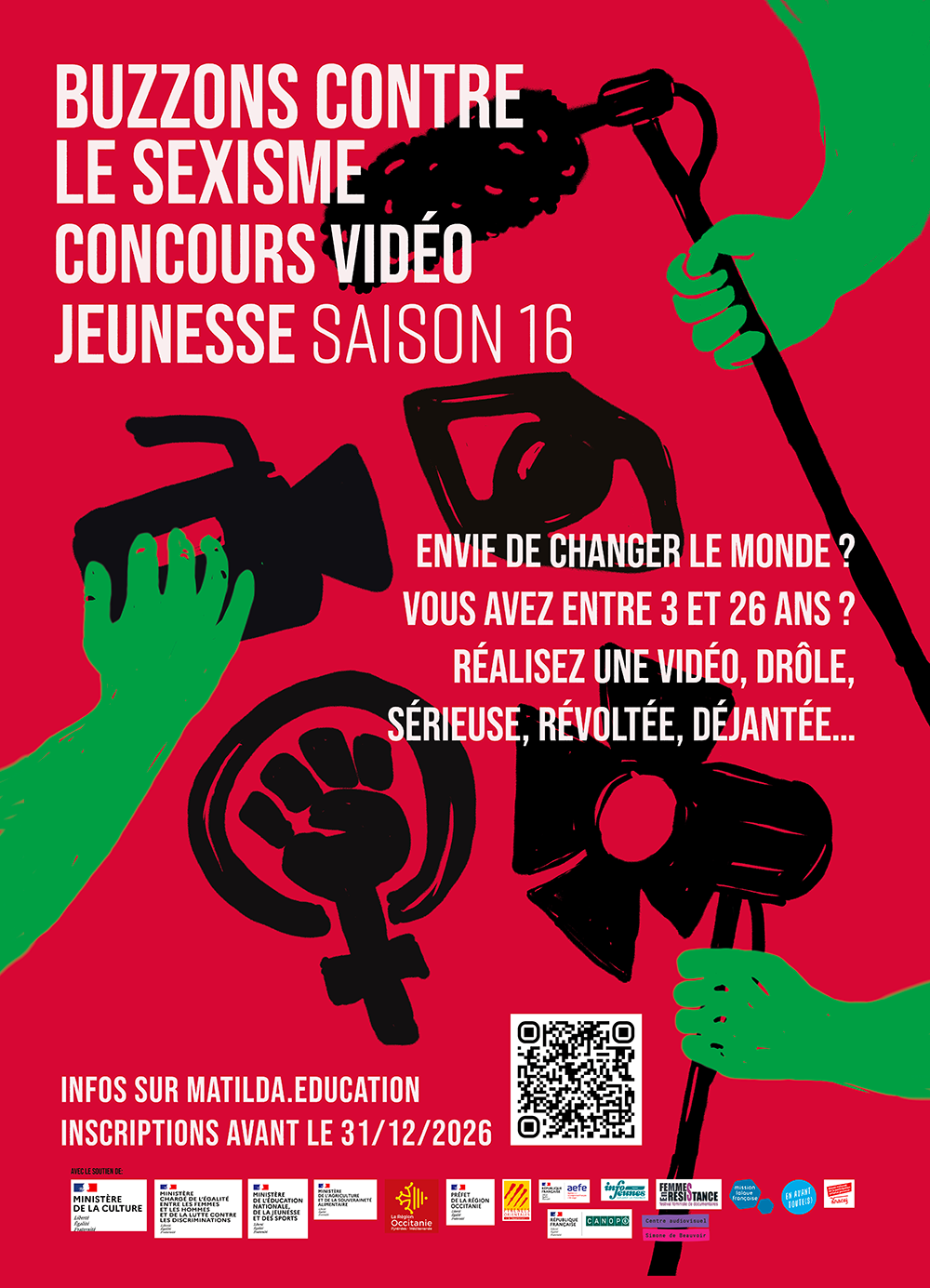 affiche du concours Buzzons contre le sexisme, fond rouge écriture blanche, bras verts qui tiennent une caméra, un micro